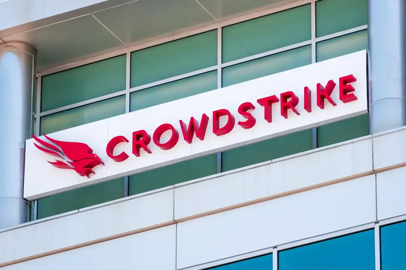 不是被 AI 颠覆，而是驾驭 AI! 网络安全巨头 CrowdStrike 业绩全线超预期